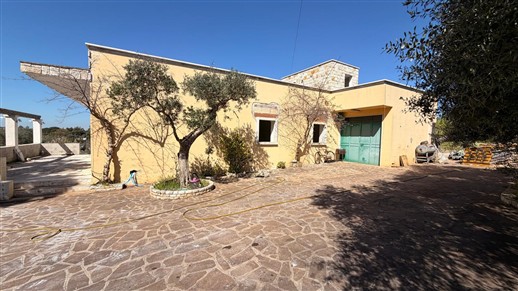 Villa In Fase Di Ristrutturazione, 4 Vani, Trullo e Garage. Poco Distante.